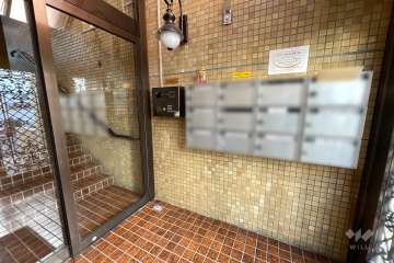 エントランスはオートロック付きです。