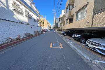 敷地西側の前面道路