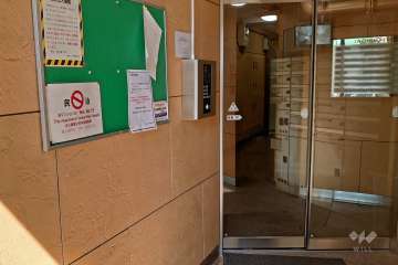 エントランスはオートロック付きです。