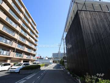 敷地南側の前面道路