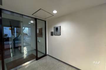 エントランスはオートロック付きです。