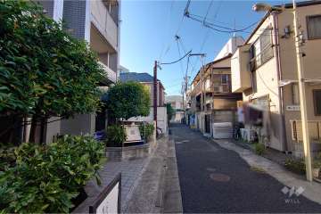 敷地北東側の前面道路（南東側から）