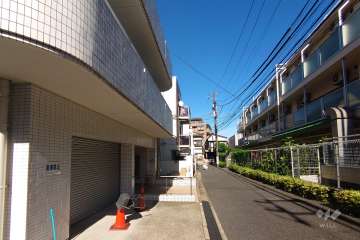 敷地南東側の前面道路（南西側から）