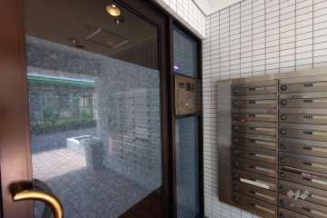 エントランスはオートロック付きです。