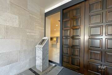 エントランスはオートロック付きです。