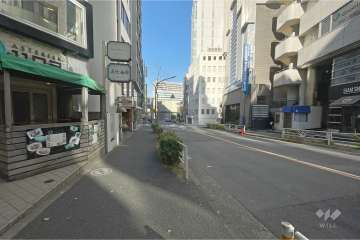 敷地北東側の前面道路（南東側から）