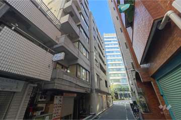 敷地南東側の前面道路（南西側から）
