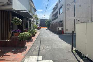 敷地西側の前面道路(北側から)