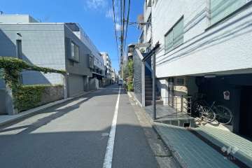 敷地西側の前面道路