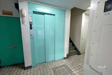 棟内のエレベーター