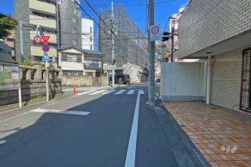 敷地北側の前面道路（東側から）