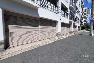 駐車場の出入り口（ゲート付き）