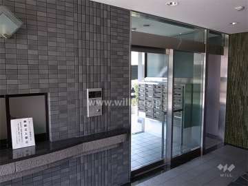 エントランスはオートロック付きです。