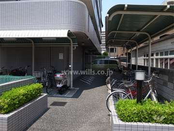 駐輪場とバイク置き場