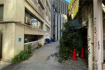 敷地南東側の前面道路（南西側から）