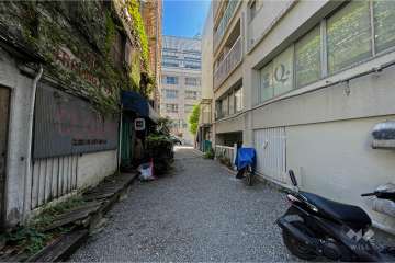 敷地南東側の前面道路（北東側から）