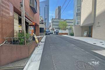 敷地北側の前面道路（東側から）