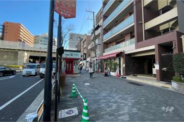 敷地北東側の前面道路（北西側から）