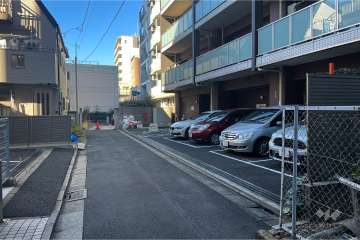 敷地南西側の前面道路（南東側から）