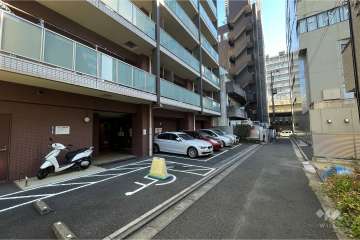 敷地南西側の前面道路（北西側から）