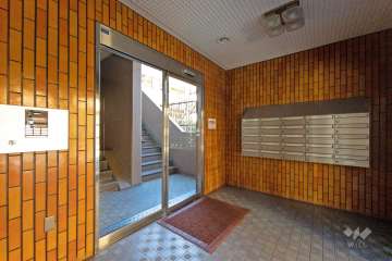 エントランスはオートロック付きです。