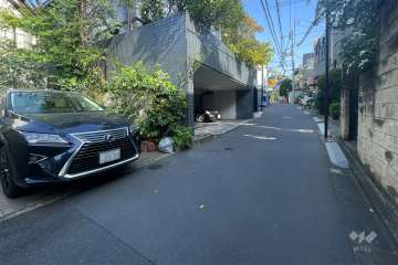 敷地南西側の前面道路（北西側から）