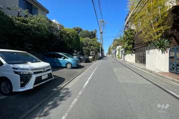 敷地北側の前面道路（東側から）