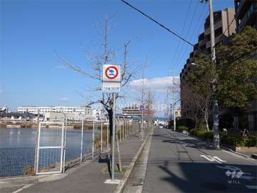 敷地西側の前面道路。南側にはバス通りが走っています。