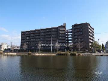 グリーンコーポ園田の遠景（西側から）　敷地西側には若王子池が広がっています。