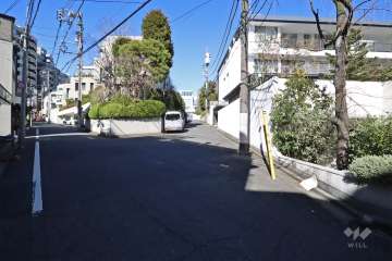 敷地西側の前面道路（南側から）