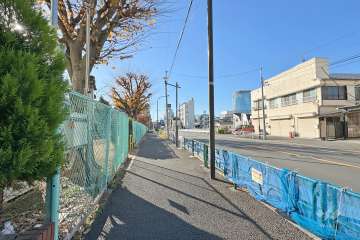 敷地北側の前面道路（東側から）