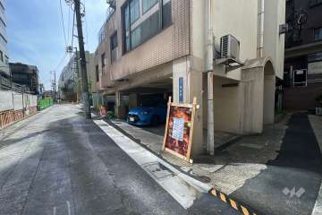 敷地南東側の前面道路（北東側から）