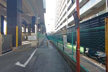 敷地南側の前面道路（東側から）