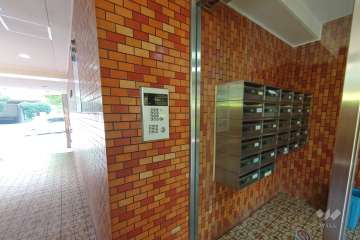 エントランスはオートロック付きです。