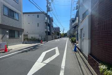 敷地北東側の前面道路（北西側から）