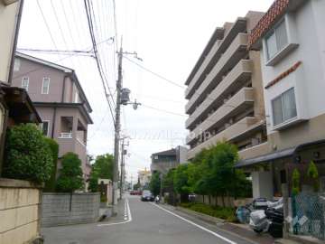 敷地東側は、一戸建てが中心に立ち並ぶ閑静な住宅地です。