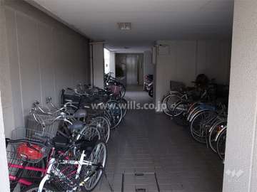 建物1階部分にある駐輪場とバイク置き場
