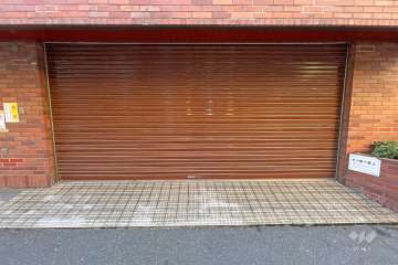 駐車場の出入り口（シャッター付き）