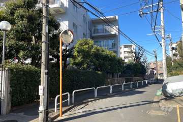 敷地北東側の前面道路