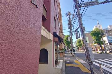 敷地北西側の前面道路（北東側から）