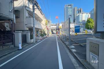 敷地南西側の前面道路（南東側から）