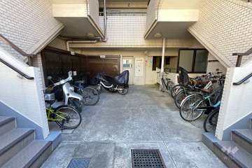 駐輪場とゴミ置き場