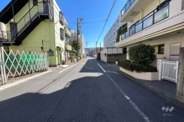 敷地北東側の前面道路（北西側から）