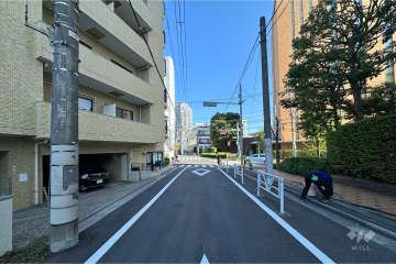 敷地南東側の前面道路（南西側から）