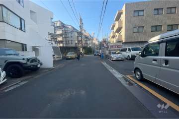 敷地北西側の前面道路（北東側から）