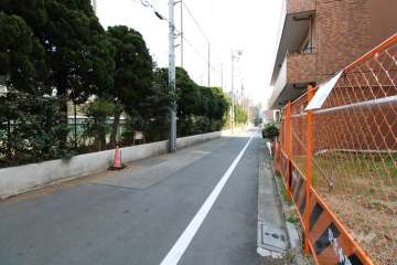 敷地東側の前面道路
