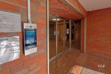 エントランスはオートロック付きです。