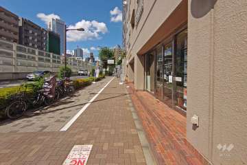 敷地西側の前面道路は山手通りです（南側から）。