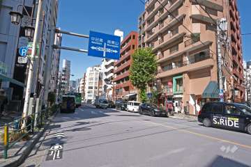 敷地南西側前面道路は明治通りです（南東側から）。