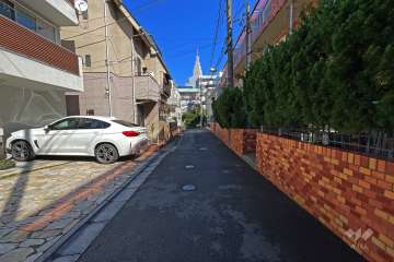 敷地の北西側前面道路（北東側から）
